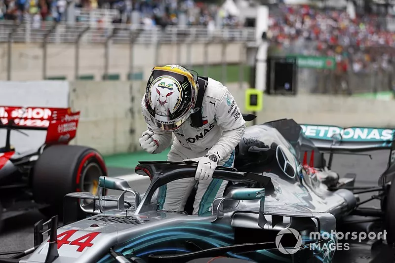 Lewis Hamilton, Mercedes AMG F1, f&ecirc;te sa pole position dans le Parc Ferm&eacute;