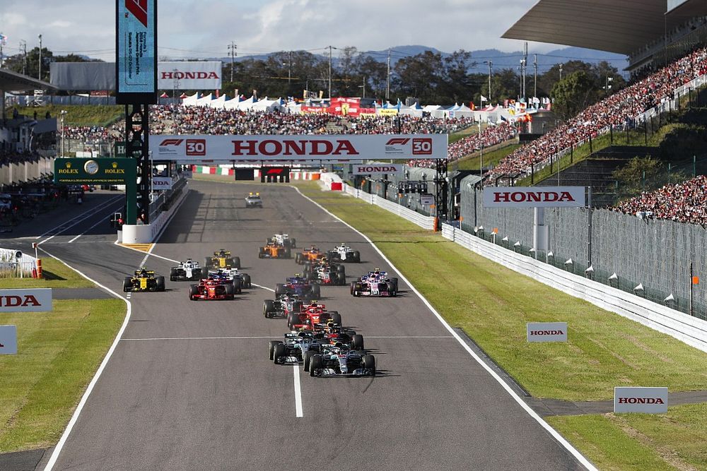 Lewis Hamilton, Mercedes AMG F1 W09, leads Valtteri Bottas, Mercedes AMG F1 W09 and Max Verstappen, Red Bull Racing RB14