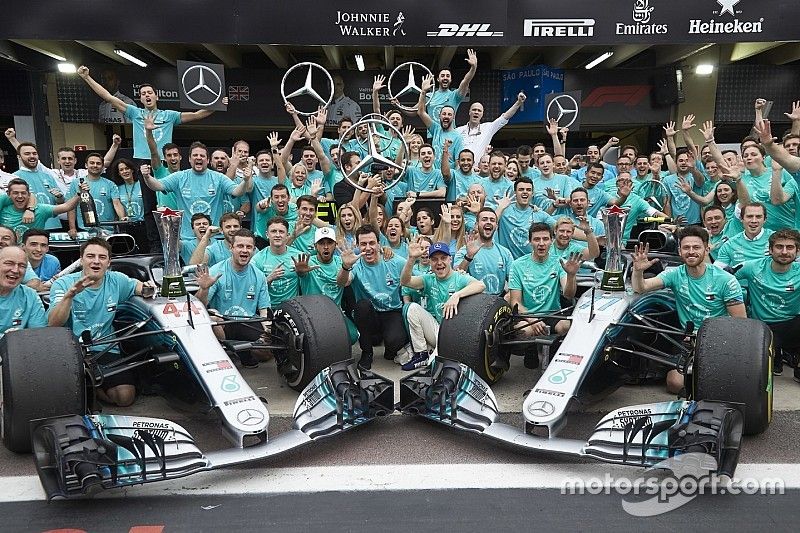 Lewis Hamilton, Valtteri Bottas, Toto Wollf, Mercedes AMG F1 with the team