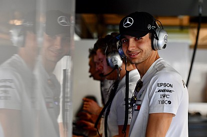 Villeneuve: Mercedes, Ocon'u hem destekliyor hem engelliyor