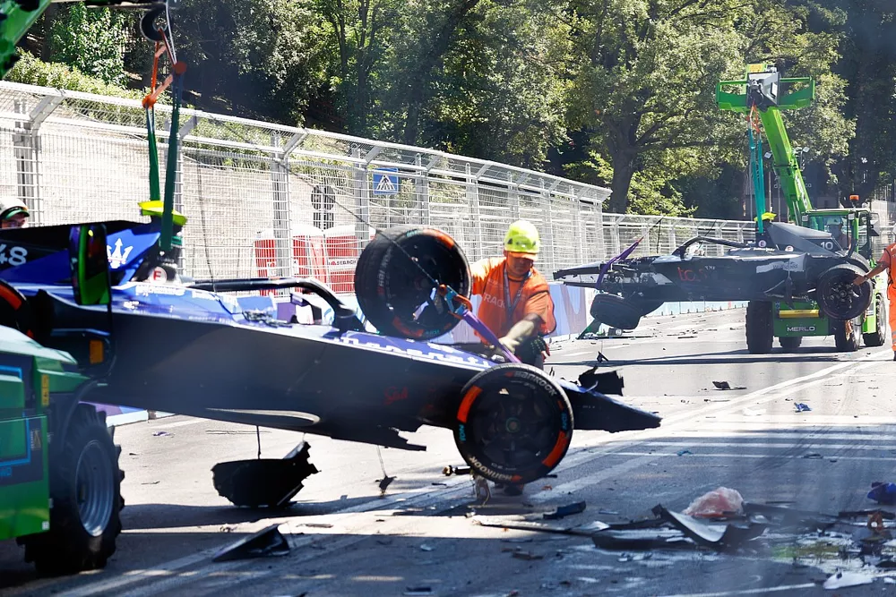 Marshals remove the car of Edoardo Mortara, Maserati Racing, Maserati Tipo Folgore, with a crane after a big crash on the 9th lap