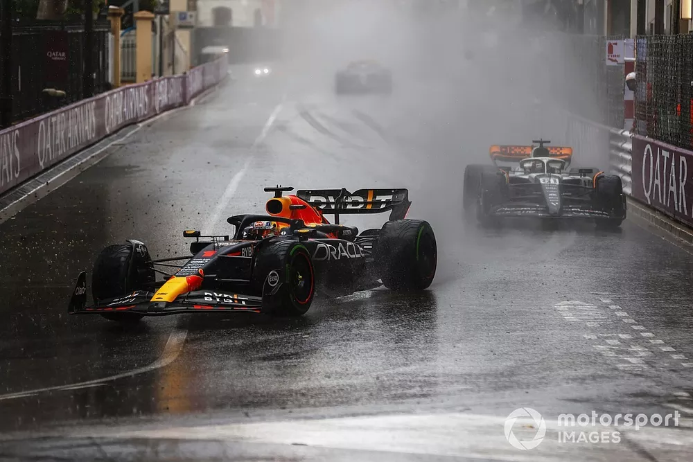 Max Verstappen, Red Bull Racing RB19, Oscar Piastri, McLaren MCL60