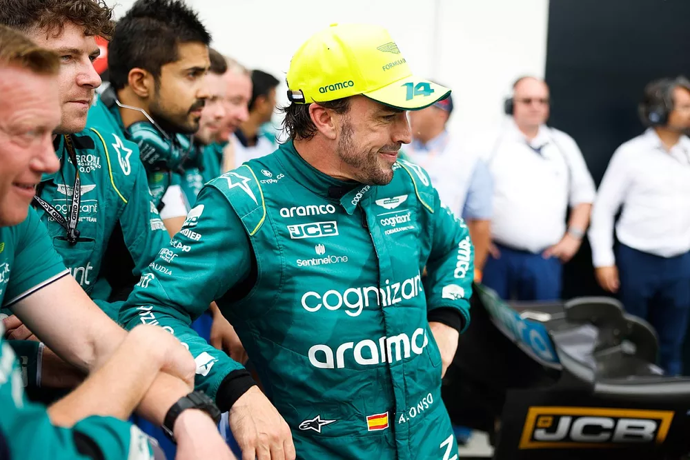 Fernando Alonso, Aston Martin F1 Team, 2&ordf; posici&oacute;n, en Parc Ferme con su equipo