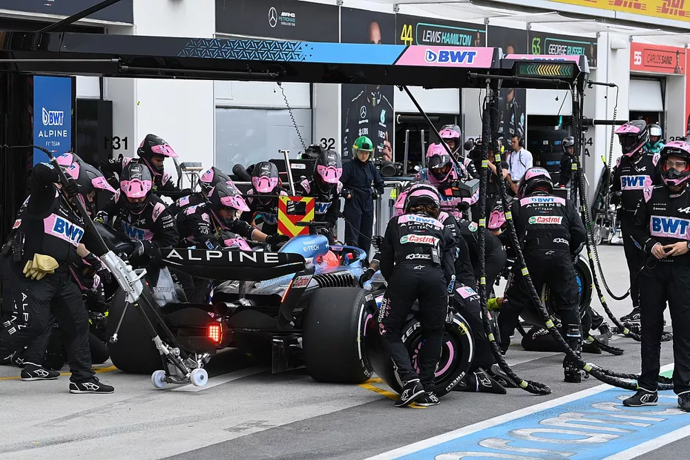 Esteban Ocon, Alpine A523, in the pits