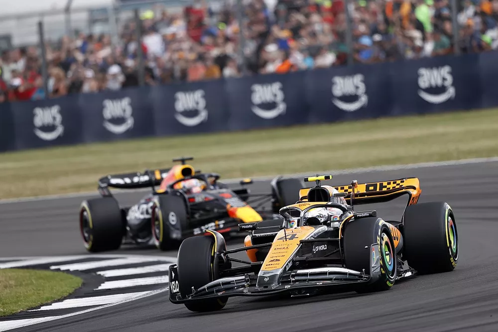 Lando Norris, McLaren MCL60, Max Verstappen, Red Bull Racing RB19