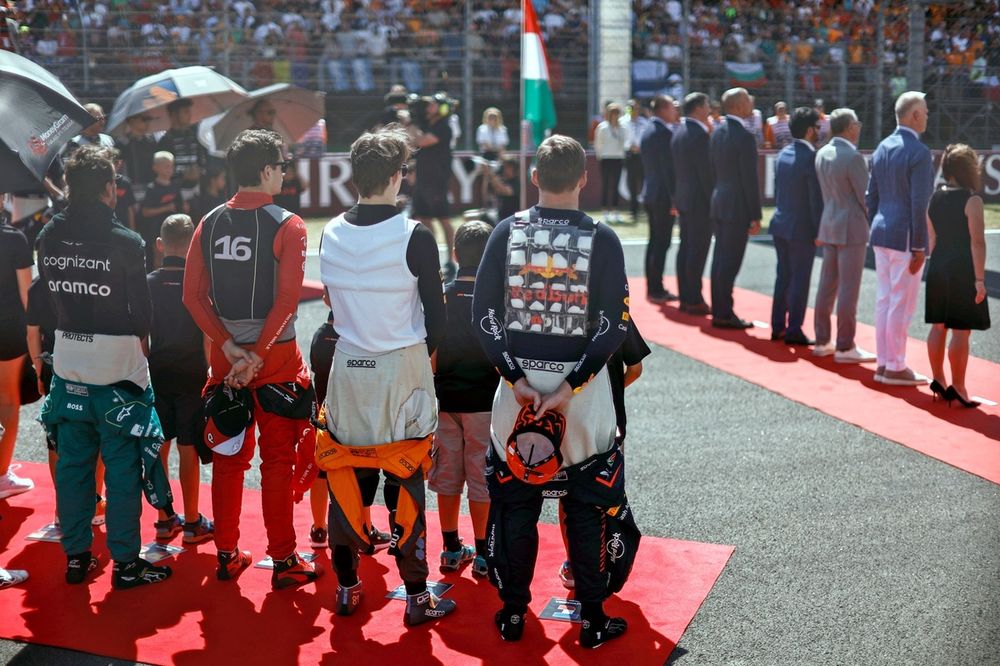 Fernando Alonso, Aston Martin F1 Team, Charles Leclerc, Scuderia Ferrari, Oscar Piastri, McLaren, Max Verstappen, Red Bull Racing, en la parrilla para el himno nacional antes de la salida.