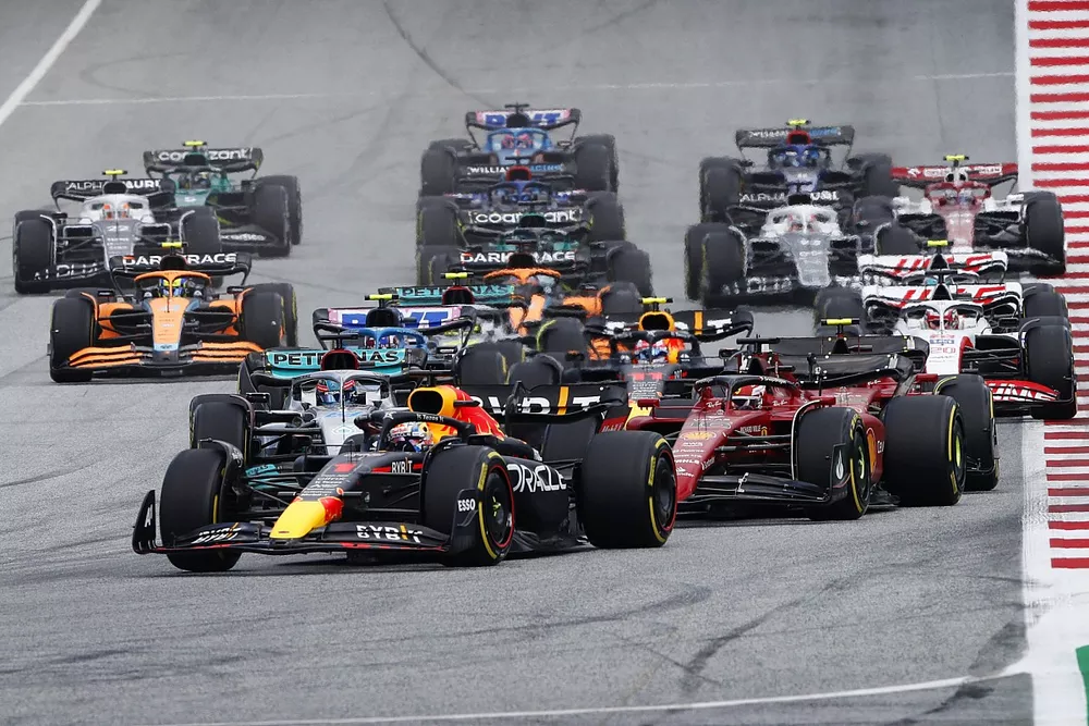 Max Verstappen, Red Bull Racing RB18, Charles Leclerc, Ferrari F1-75, Carlos Sainz, Ferrari F1-75, George Russell, Mercedes W13, the rest of the. field at the start