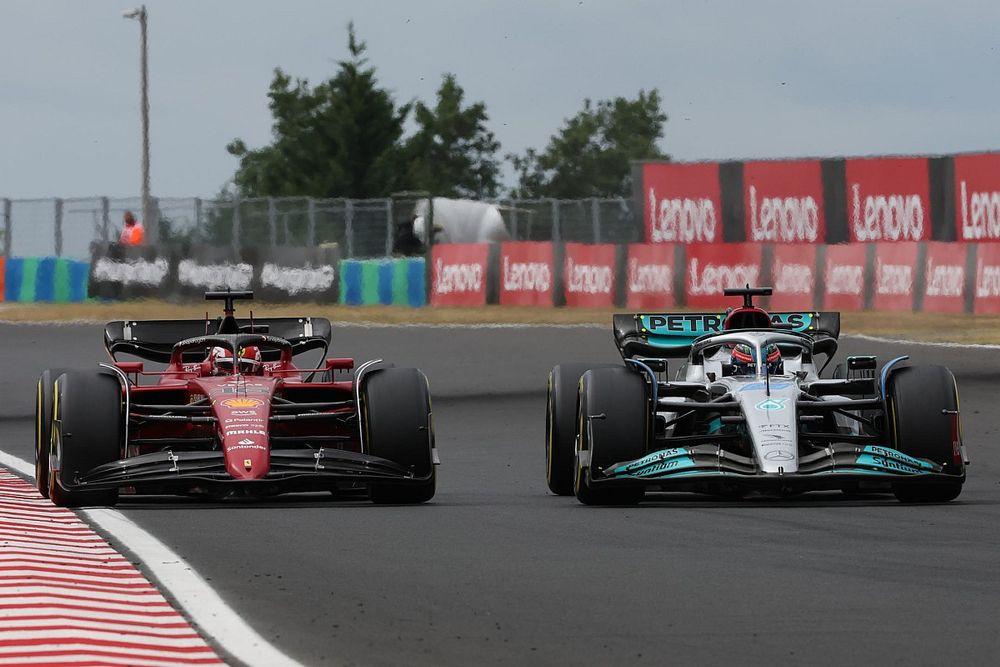 Charles Leclerc, Ferrari F1-75, lucha con George Russell, Mercedes W13