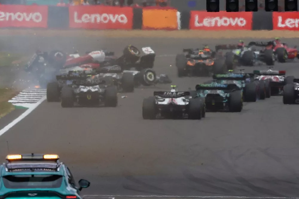 Zhou Guanyu gaat over de kop kort na de start van GP Silverstone.