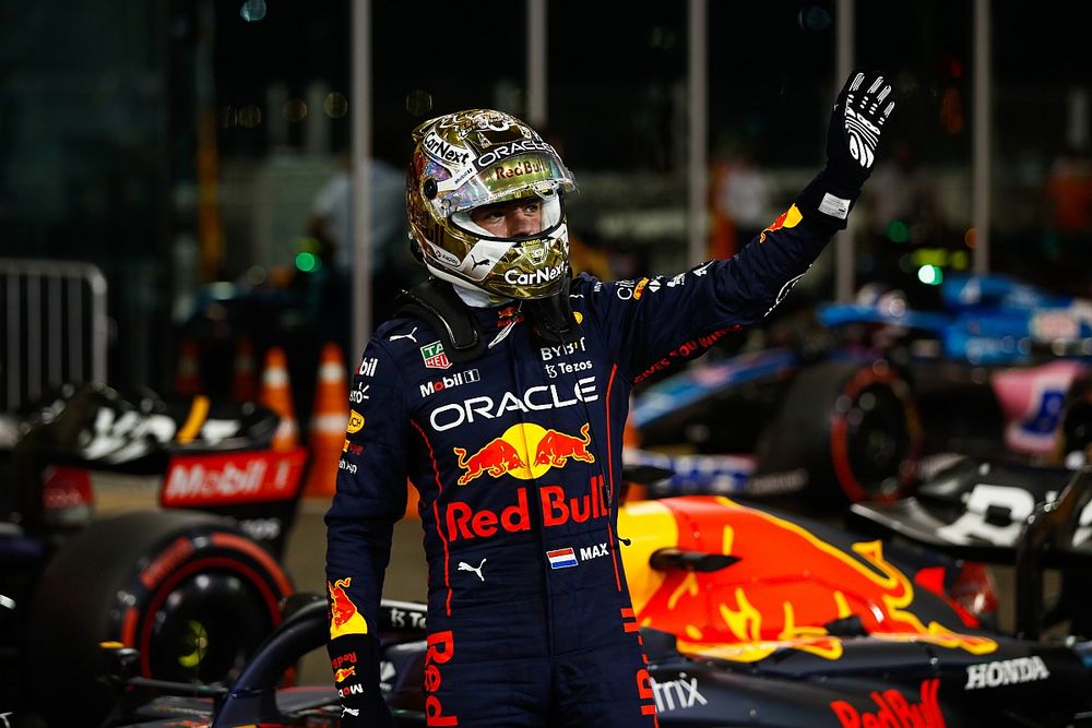 Pole man Max Verstappen, Red Bull Racing, zwaait vanuit Parc Ferme