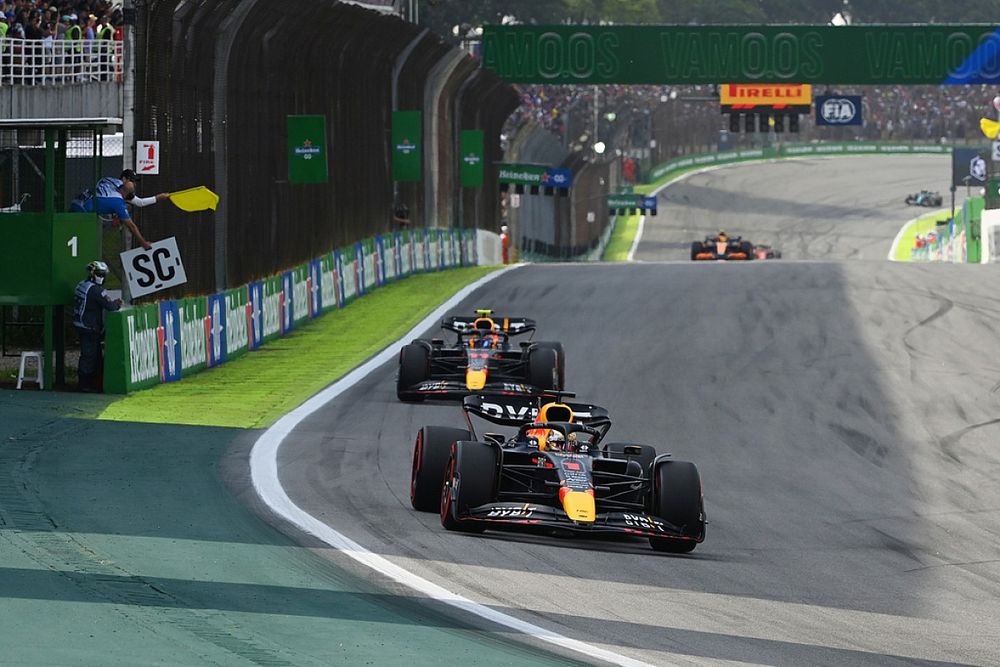Max Verstappen, Red Bull Racing RB18, Sergio Perez, Red Bull Racing RB18, as the yellow flag is waved