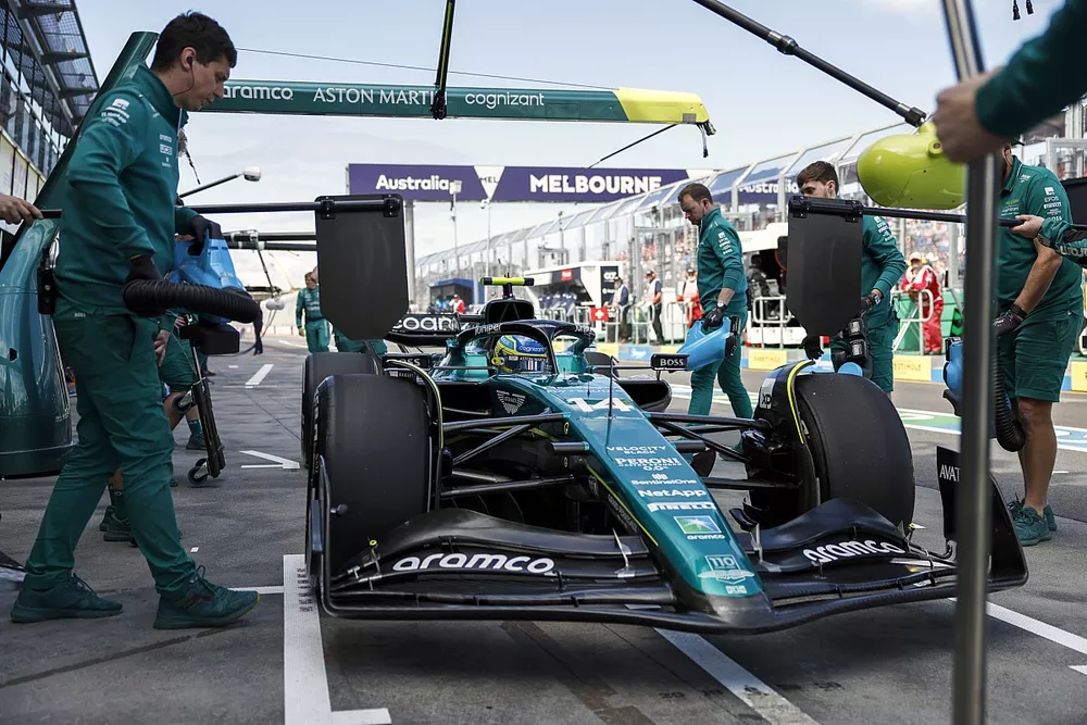 Fernando Alonso, Aston Martin AMR23, ai box durante le prove libere
