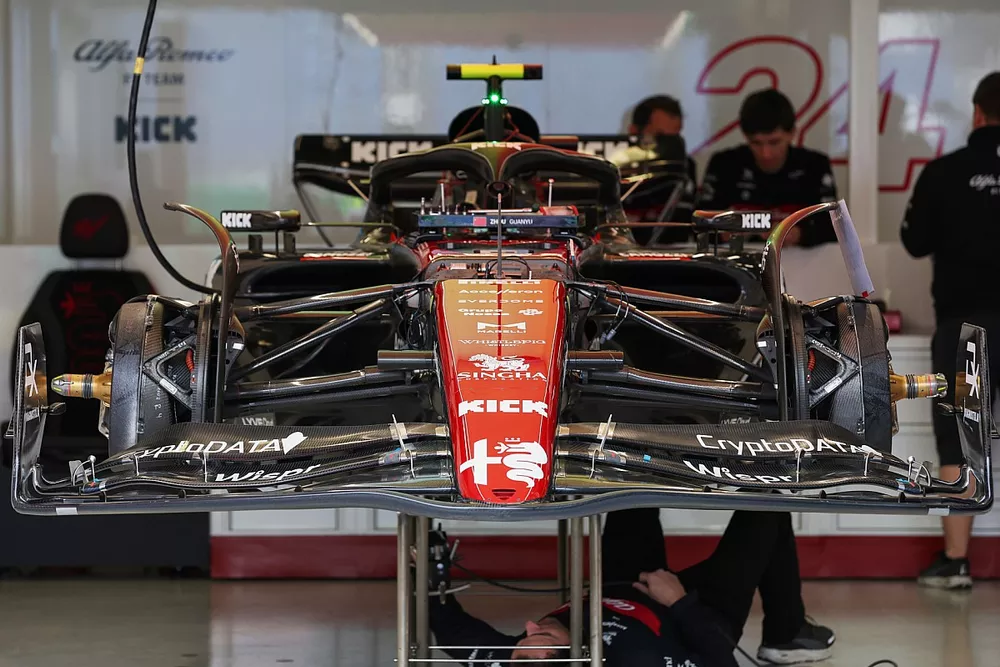 Un mec&aacute;nico trabaja en el coche de Zhou Guanyu, Alfa Romeo C43 
