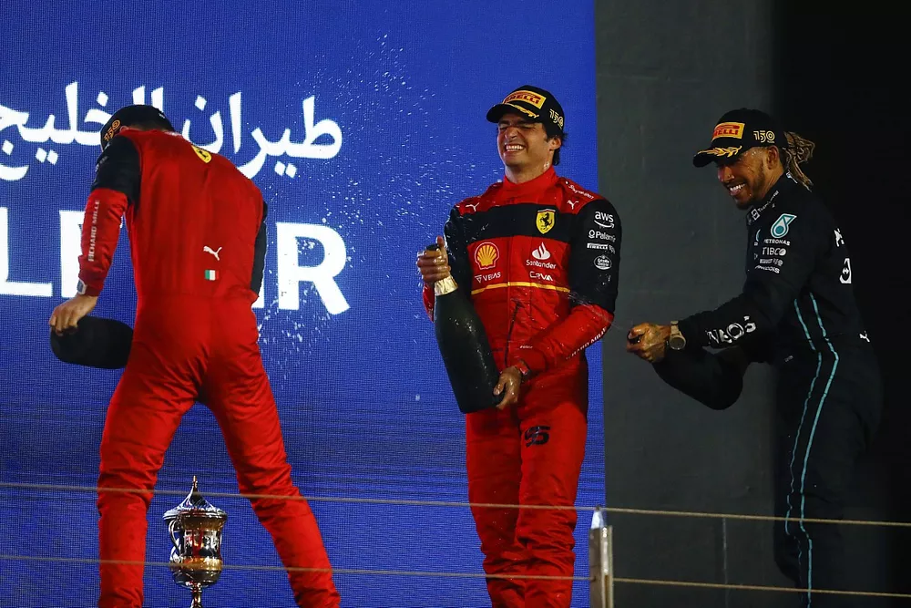 Le vainqueur Charles Leclerc, Ferrari, le troisième Lewis Hamilton, Mercedes-AMG, et le deuxième Carlos Sainz Jr., Ferrari, sur le podium