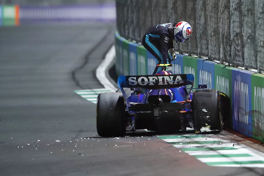 Nicholas Latifi, Williams FW44, se baja de su coche despu&eacute;s de estrellarse en la carrera