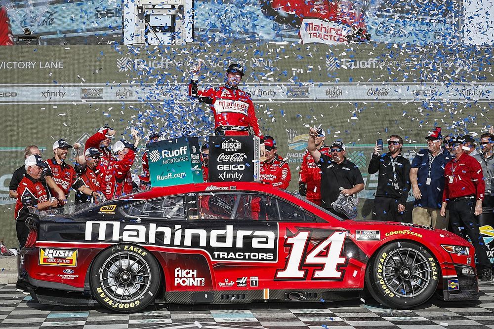 El ganador, Chase Briscoe, Stewart Haas Racing, Mahindra Tractors Ford Mustang en el círculo de la victoria.