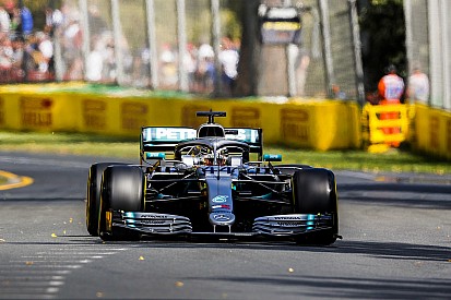 Hamilton comienza el año mandando; Sainz, decimocuarto