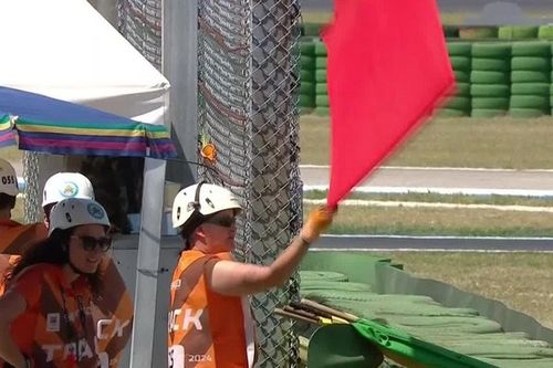 Un grave accidente detiene la primera carrera del mundial femenino