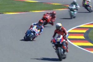 Vídeo: ¡Bradl arruina la vuelta a Márquez y le deja fuera de Q2 en Alemania!