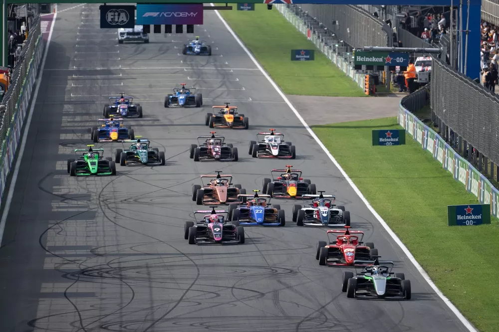 Doriane Pin, Prema Racing leads Maya Weug, Prema Racing and Abbi Pulling, Rodin Motorsport at the race start