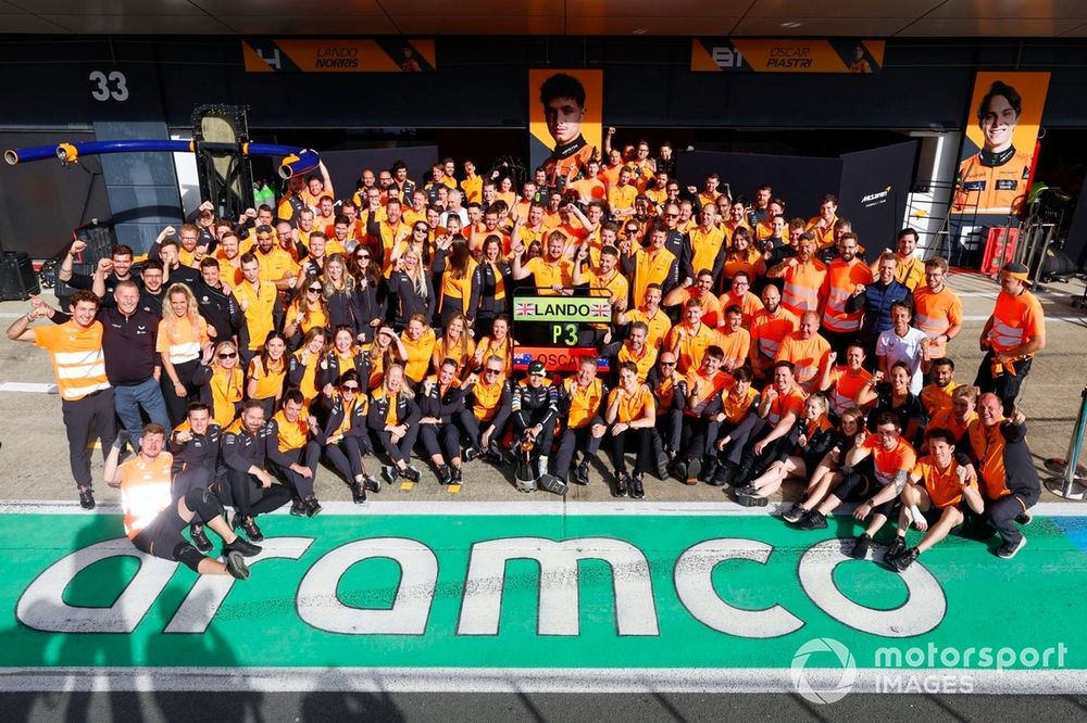 Lando Norris, Zak Brown, CEO, McLaren Racing, Oscar Piastri, celebran con el equipo
