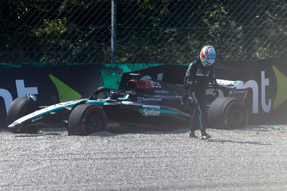 Andrea Kimi Antonelli, Mercedes F1 W15, loopt weg van zijn beschadigde auto na een crash in FP1