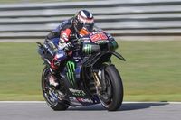 Quartararo: "Solo freno con la rueda delantera; la trasera est&aacute; siempre en el aire"