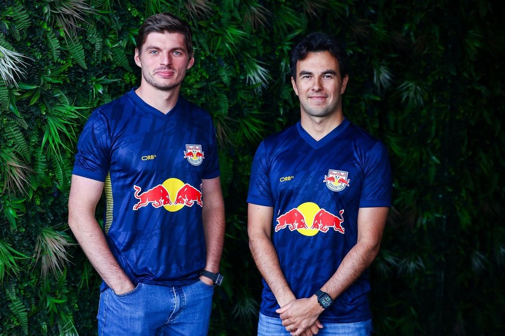 Red Bull Bragantino e Oracle Red Bull Racing lançam camisa em homenagem aos 20 anos da escuderia. Na foto, Max Verstappen, Sergio Pérez (Checo); 