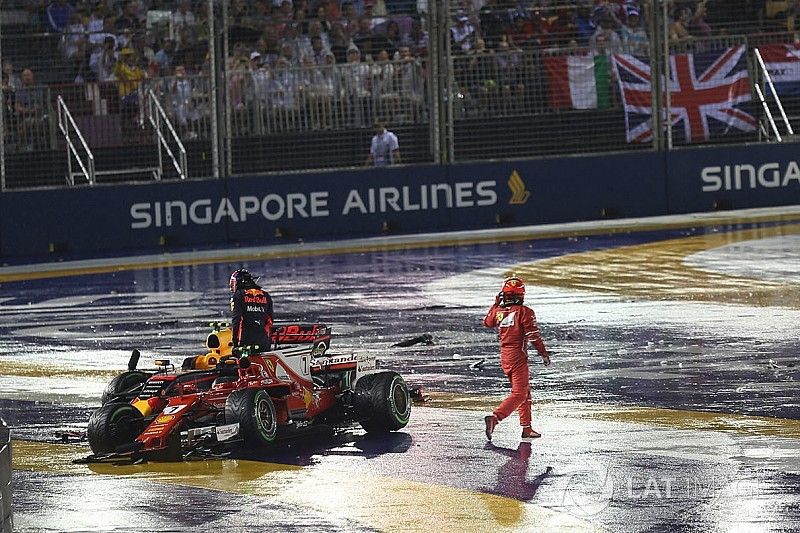 Max Verstappen, Red Bull Racing RB13 y Kimi Raikkonen, Ferrari SF70H después del choque