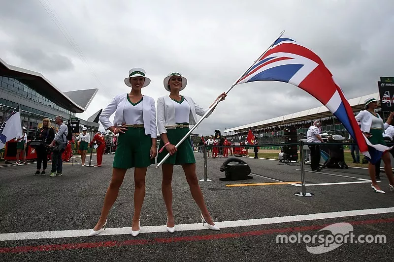 Chicas de la parrilla y bandera Union Jack