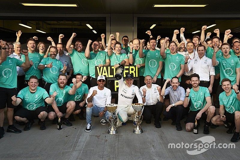 El ganador Valtteri Bottas, Mercedes AMG F1, Lewis Hamilton, Mercedes AMG F1