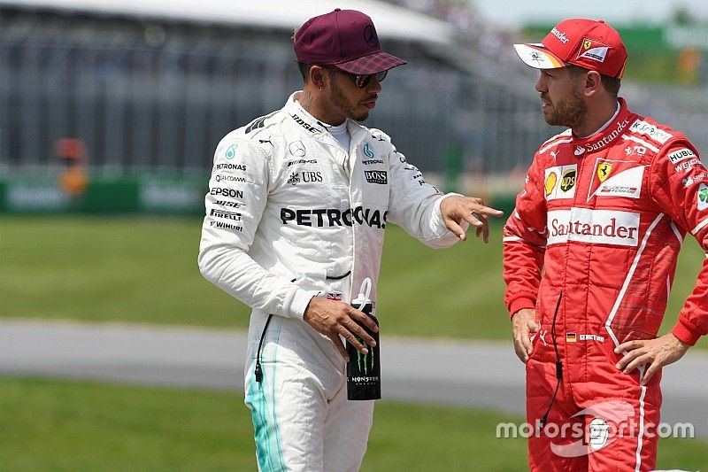 Lewis Hamilton, Mercedes AMG F1 y Sebastian Vettel, Ferrari en parc ferme