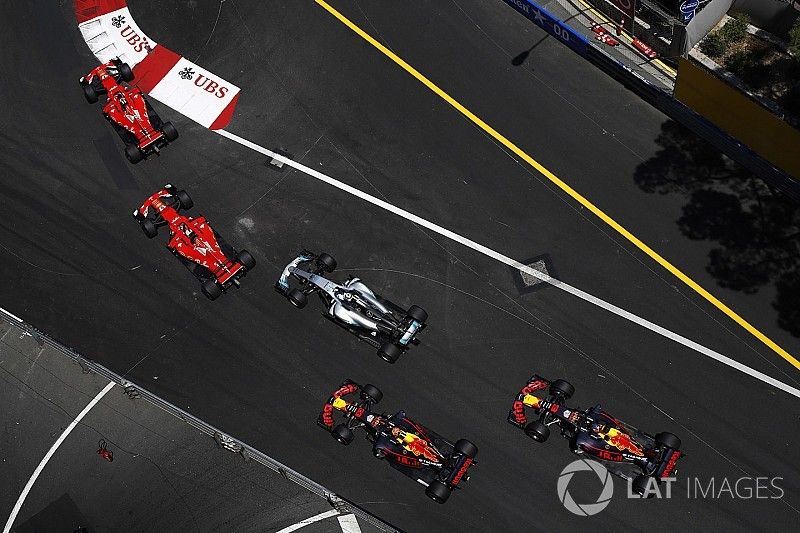 Kimi Raikkonen, Ferrari SF70H, Sebastian Vettel, Ferrari SF70H, Valtteri Bottas, Mercedes AMG F1 W08, bij de start