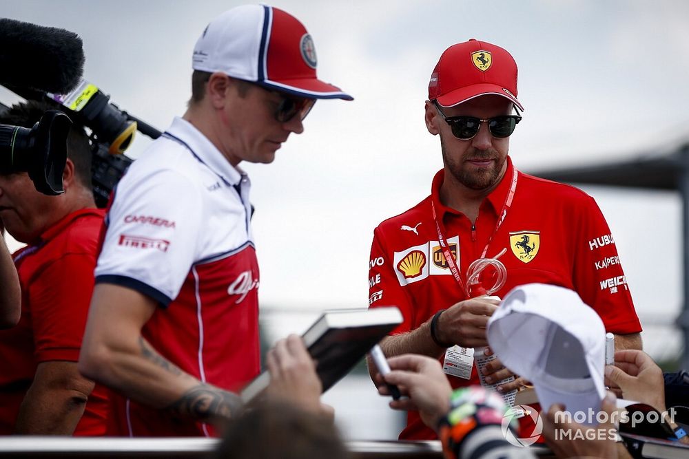Kimi Raikkonen, Alfa Romeo Racing y Sebastian Vettel, Ferrari en el desfile de pilotos