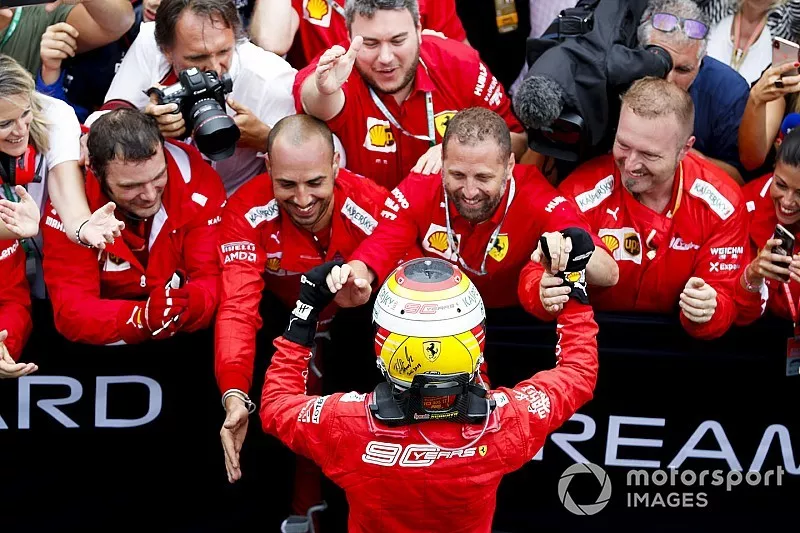 Segundo lugar Sebastian Vettel, Ferrari celebra con el equipo  