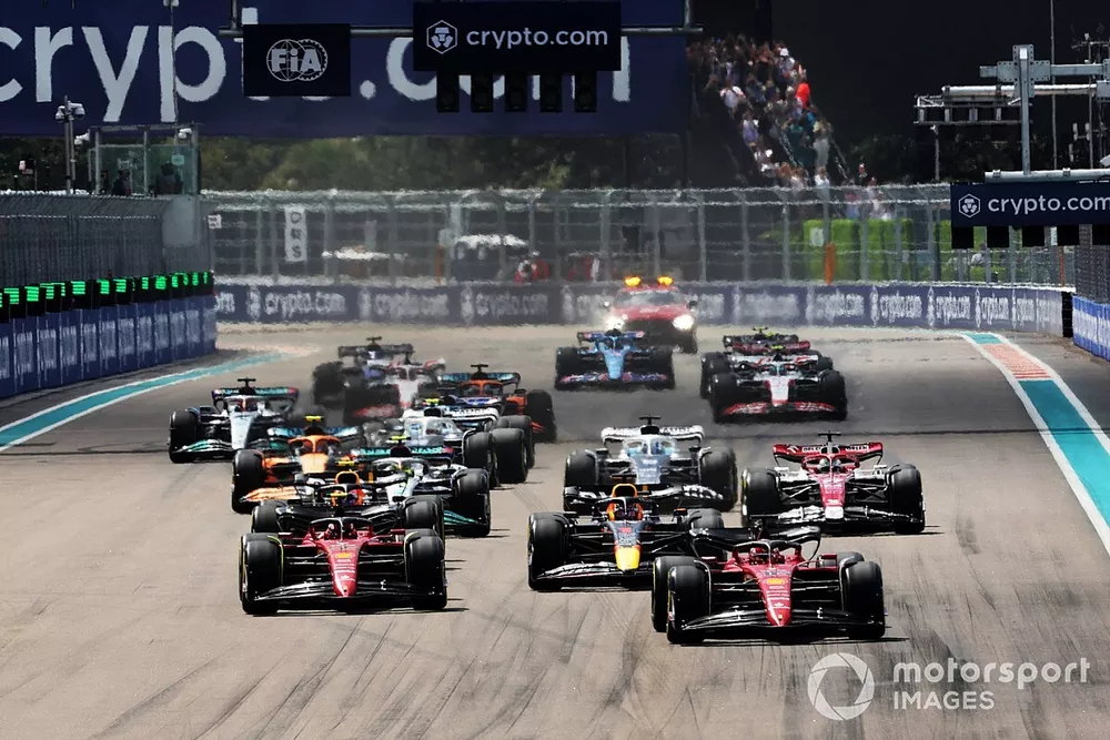 Charles Leclerc, Ferrari F1-75, Carlos Sainz, Ferrari F1-75, Max Verstappen, Red Bull Racing RB18, Sergio Perez, Red Bull Racing RB18, Valtteri Bottas, Alfa Romeo C42, the rest of the field at the start