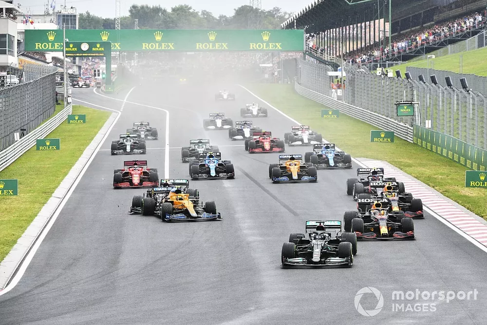 Lewis Hamilton, Mercedes W12, Max Verstappen, Red Bull Racing RB16B, Sergio Perez, Red Bull Racing RB16B, alors que Valtteri Bottas, Mercedes W12, rentre dans Lando Norris, McLaren MCL35M, au d&eacute;part