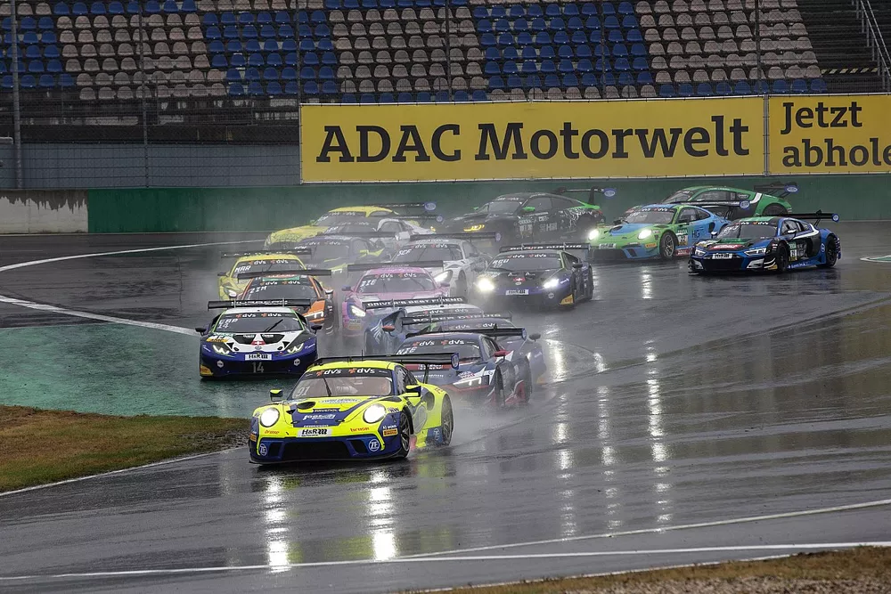 Start action, #91 Team Joos Sportwagentechnik Porsche 911 GT3 R: Christian Engelhart, Ayhancan Guven leads