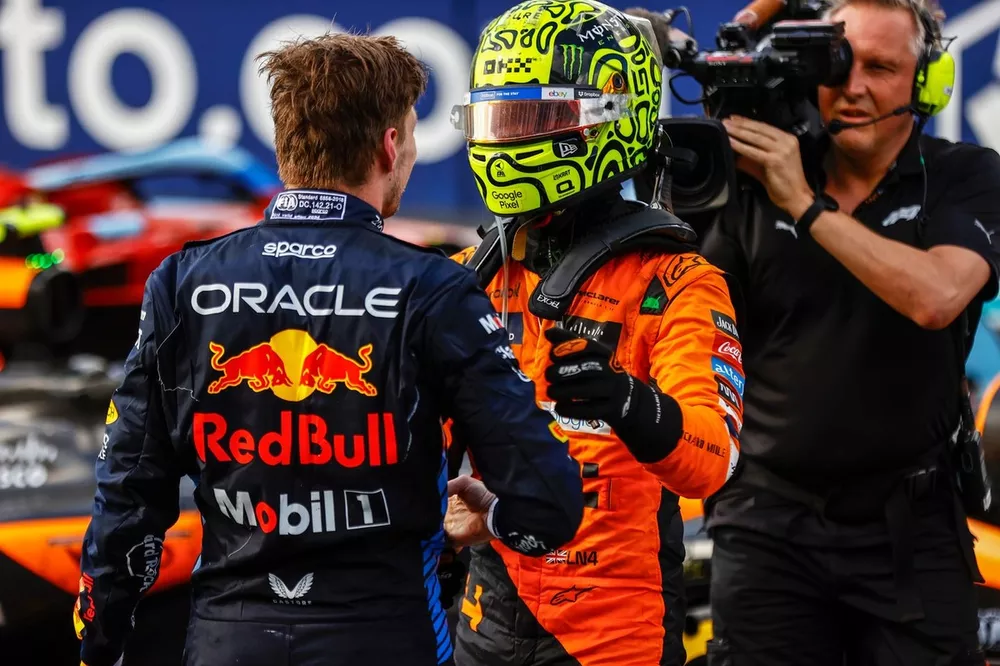 Max Verstappen, Red Bull Racing, Lando Norris, McLaren F1 Team, se felicitan mutuamente en Parc Ferme