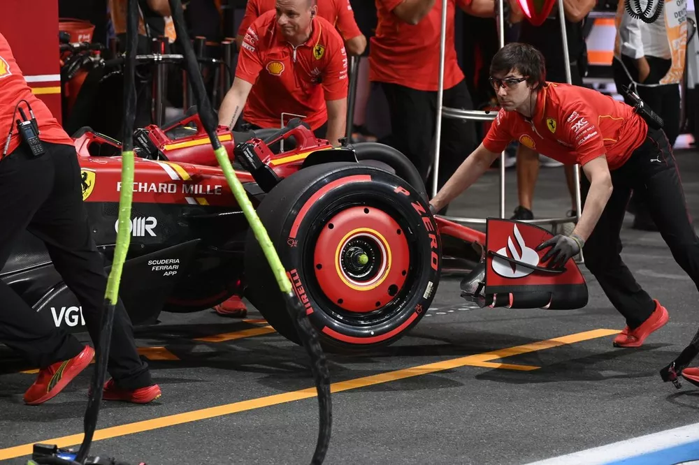 I meccanici della Scuderia Ferrari spingono la vettura di Charles Leclerc, la Ferrari SF-24, nel garage.