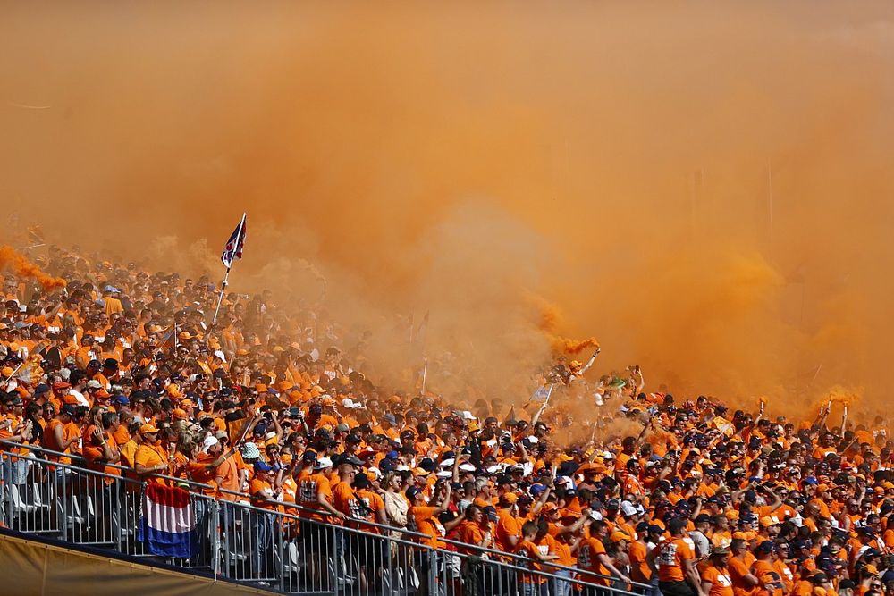 Los hinchas holandeses ti&ntilde;en el aire de naranja con bengalas de humo
