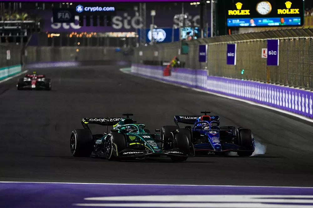 Lance Stroll, Aston Martin AMR22, strijdt met Alex Albon, Williams FW44
