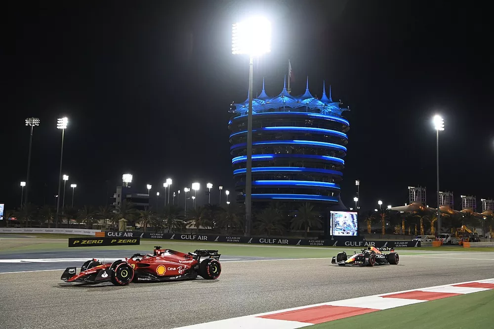 Charles Leclerc, Ferrari F1-75, Sergio Perez, Red Bull Racing RB18