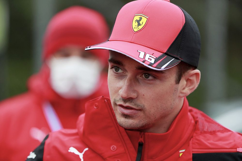 Charles Leclerc, Ferrari, en el paddock