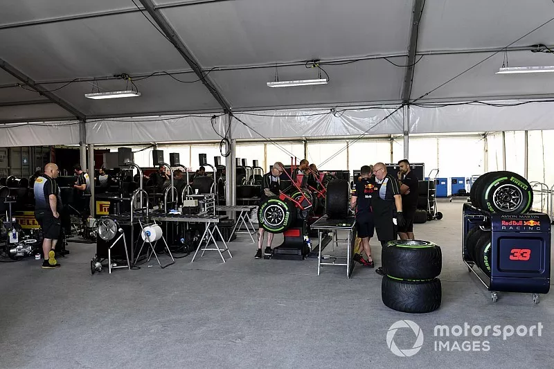 Los ingenieros de Pirelli con neum&aacute;ticos 
