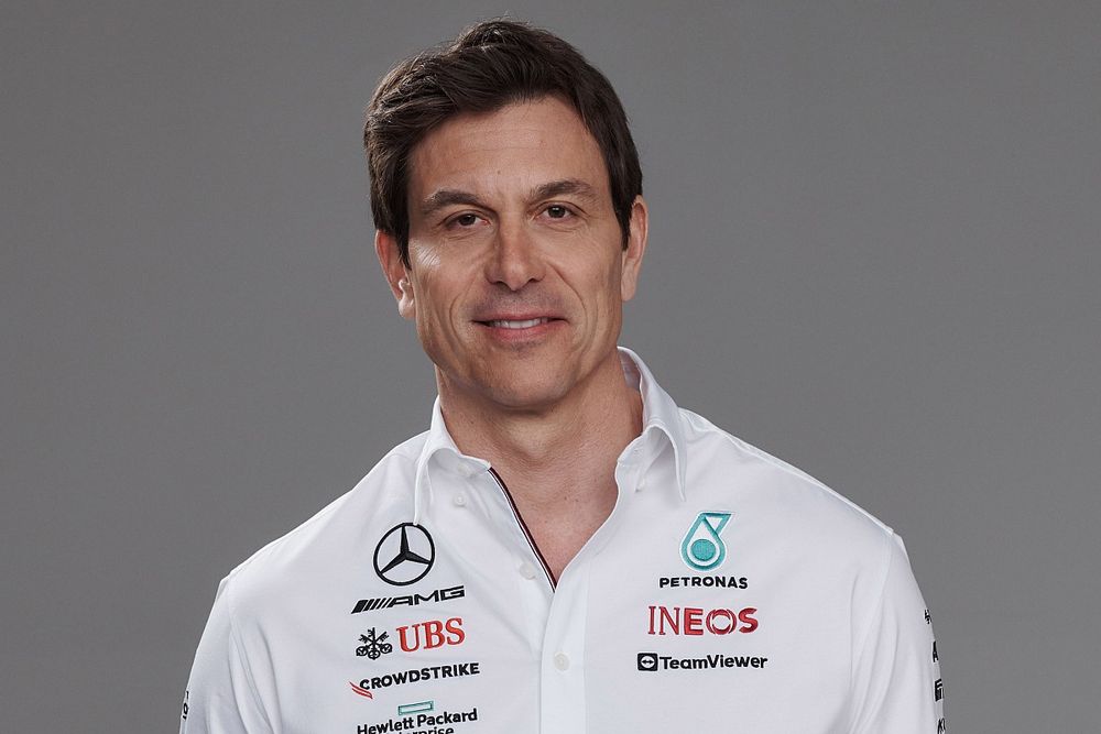 メルセデスF1代表、2023年は復活の年と決意「最前線の戦いに戻るために、あらゆる手段を講じる」 - Toto Wolff’s Towering Presence – Just How Tall Is F1’s Boss?