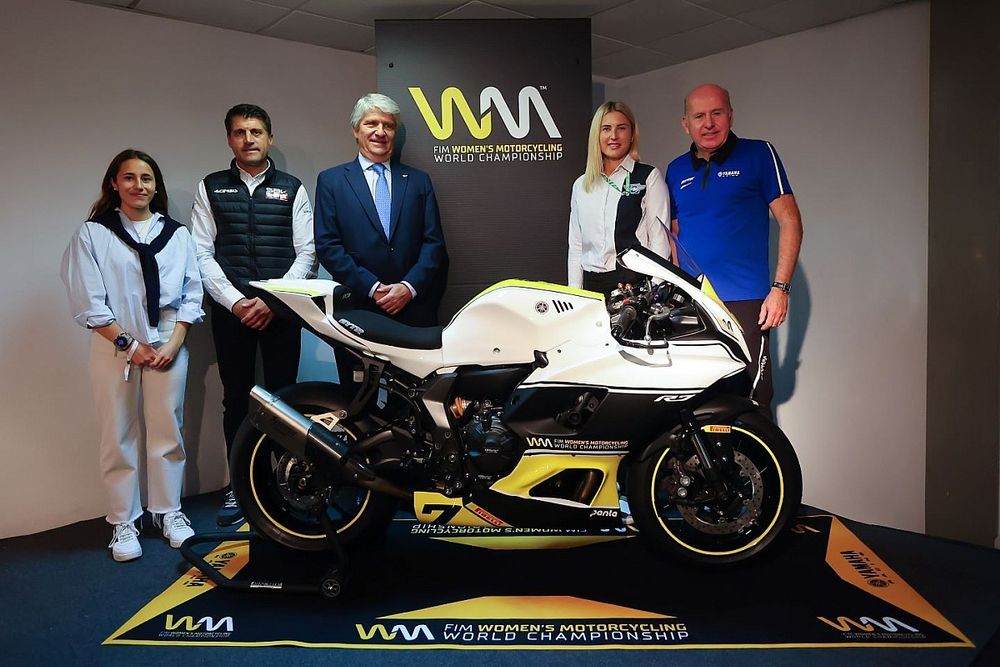 Beatriz Neila, ganadora del Campeonato Femenino Europeo de 2023, Gregorio Lavilla, director ejecutivo del WorldSBK, Jorge Viegas, presidente de la FIM, Janika Judeika, directora de la Comisión de la Mujer en la FIM, Eric de Seynes, presidente y CEO de Yamaha Motor Europe