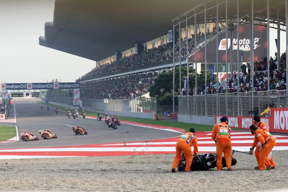 Ca&iacute;da de Marco Bezzecchi, VR46 Racing Team, en la sprint de India