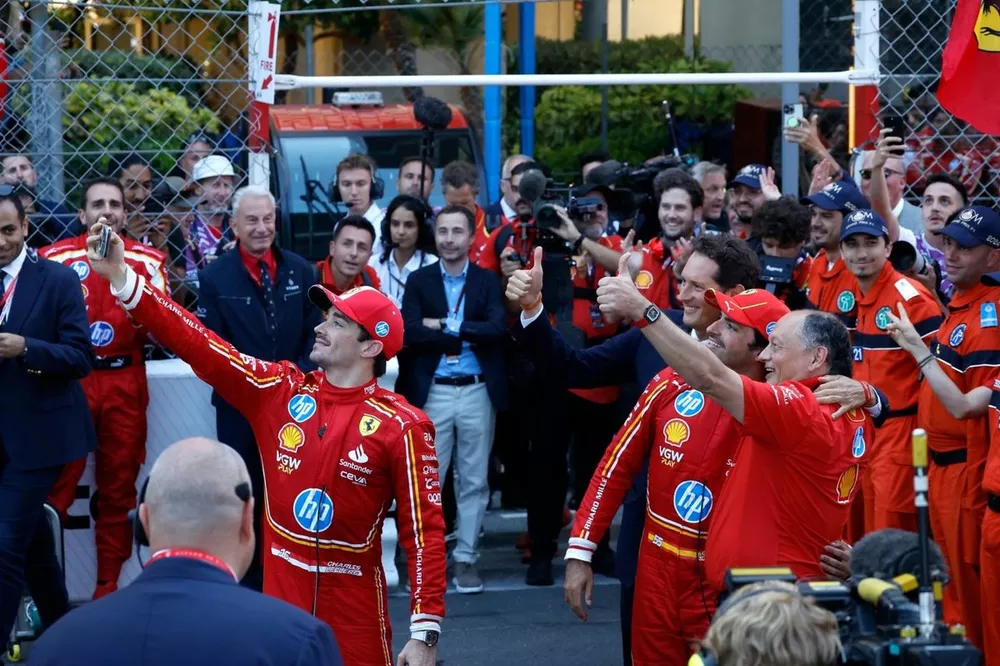 Charles Leclerc, Scuderia Ferrari, 1&deg; posizione, John Elkann, Carlos Sainz, Scuderia Ferrari, 3&deg; posizione, Frederic Vasseur, Team Principal e Direttore Generale, Scuderia Ferrari