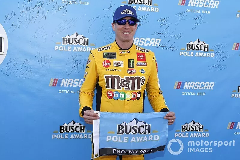 Ganador de la pole Kyle Busch, Joe Gibbs Racing, Toyota Camry M&M's